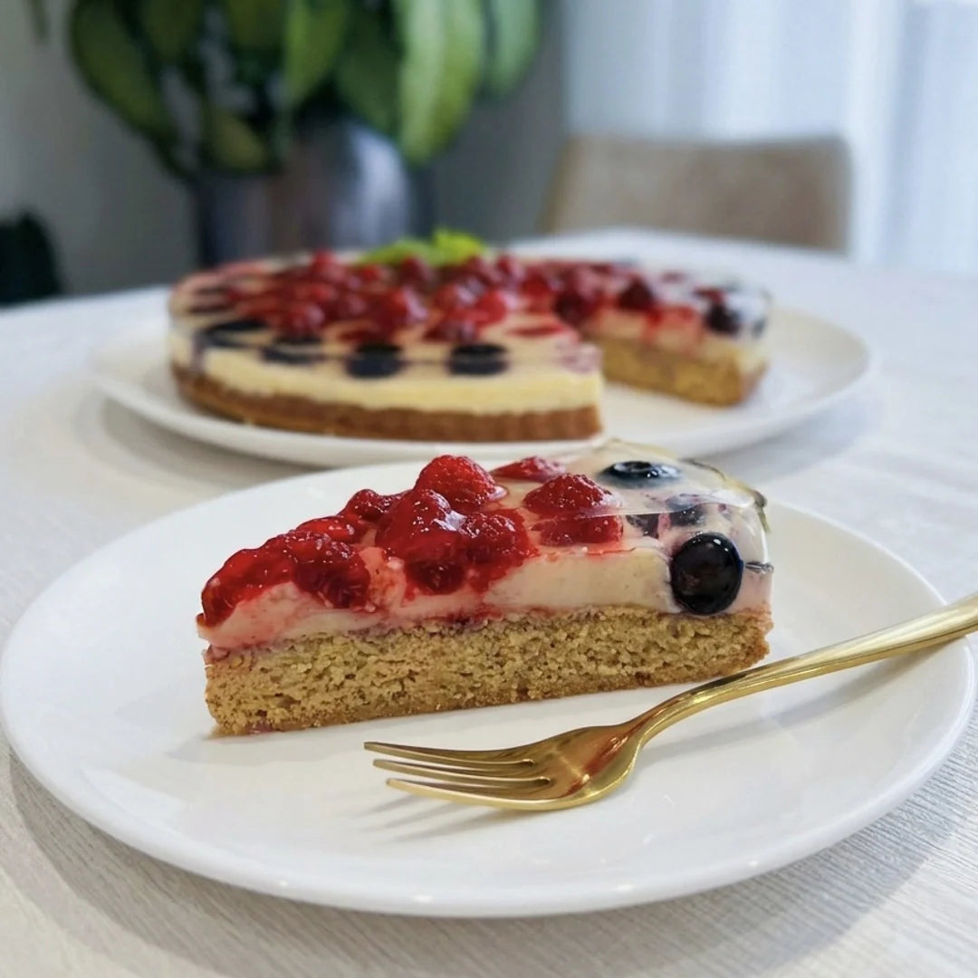 Kalorienreduzierte Keto-Obsttorte mit ballaststoffbasiertem Biskuit und Keto-Pudding